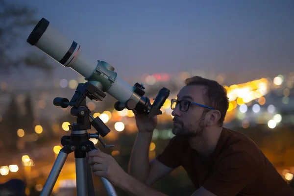 Astronomer s dalekohledem pozorující hvězdy a Měsíc s — Stock fotografie