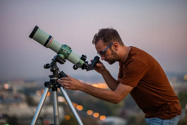 Teleskopla gökbilimci yıldızları ve Ay 'ı izliyor. — Stok fotoğraf