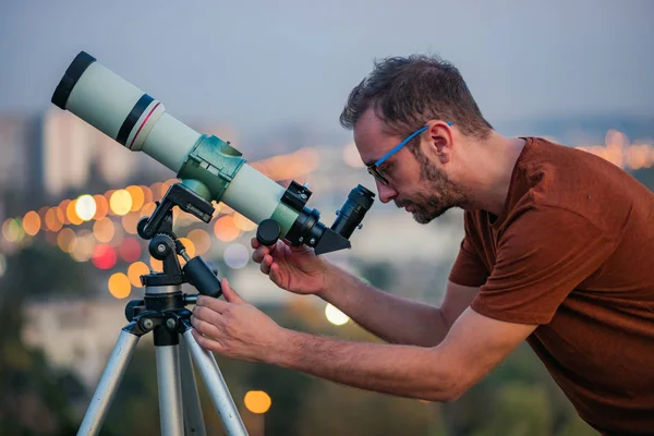 Astronom mit Teleskop beobachtet Sterne und Mond mit — Stockfoto