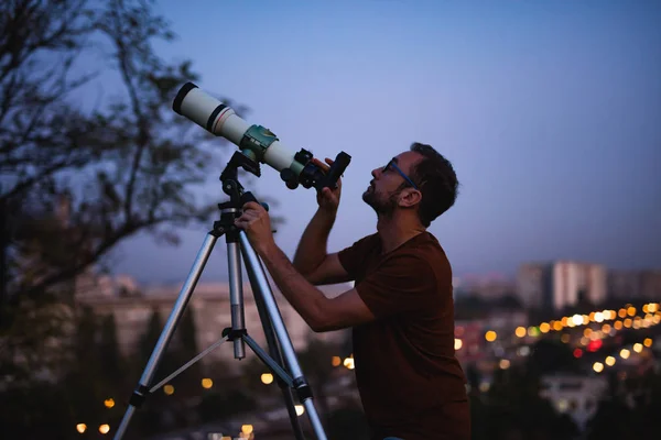 Astronom mit Teleskop beobachtet Sterne und Mond mit — Stockfoto