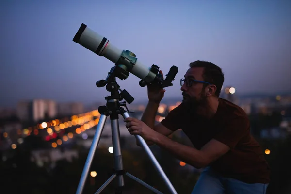 Астроном з телескопом, який спостерігає за зірками і Місяцем — стокове фото
