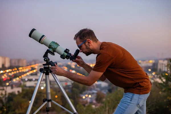 Astronom mit Teleskop beobachtet Sterne und Mond mit — Stockfoto