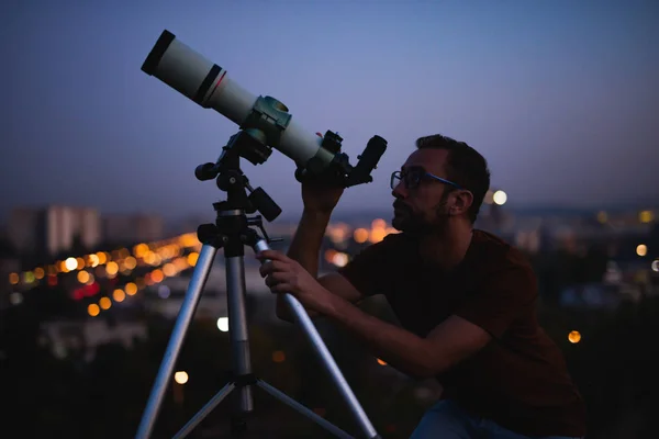 Astronom mit Teleskop beobachtet Sterne und Mond mit — Stockfoto