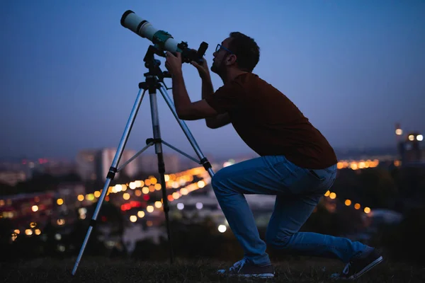 Astronom mit Teleskop beobachtet Sterne und Mond mit — Stockfoto