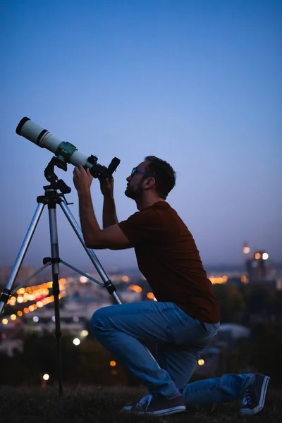 Teleskopla gökbilimci yıldızları ve Ay 'ı izliyor. — Stok fotoğraf