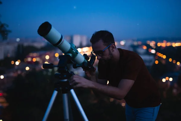 Teleskopla gökbilimci yıldızları ve Ay 'ı izliyor. — Stok fotoğraf