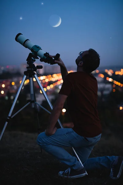 天文学家，用望远镜观察星星，用望远镜观察月亮 — 图库照片