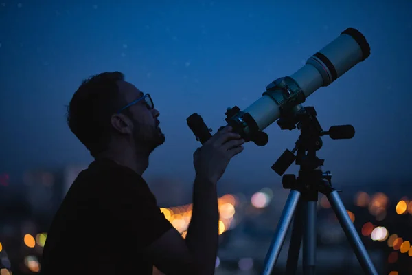 Teleskopla gökbilimci yıldızları ve Ay 'ı izliyor. — Stok fotoğraf