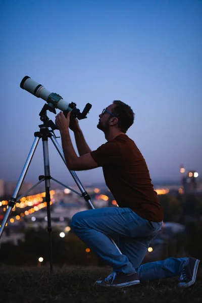 Astronomen med ett teleskop tittar på stjärnorna och månen med — Stockfoto