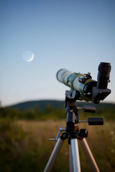 Teleszkóp megfigyelésére az univerzum egy réten a szabadban. — Stock Fotó