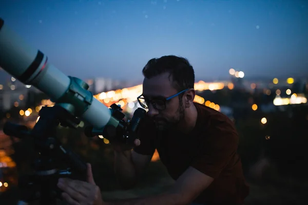 Astronom mit Teleskop beobachtet Sterne und Mond mit — Stockfoto