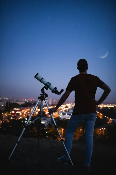 Csillagász teleszkóppal nézi a csillagokat és a Holdat — Stock Fotó