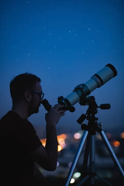 Astronom mit Teleskop beobachtet Sterne und Mond mit — Stockfoto