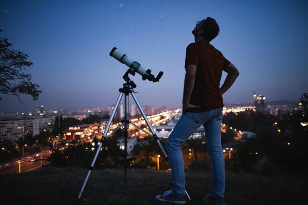 Astronom mit Teleskop beobachtet Sterne und Mond mit — Stockfoto