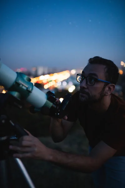 Astronom mit Teleskop beobachtet Sterne und Mond mit — Stockfoto