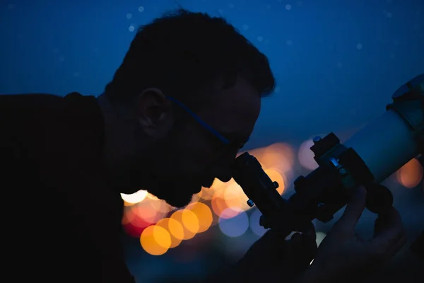 Astronomer s dalekohledem pozorující hvězdy a Měsíc s — Stock fotografie
