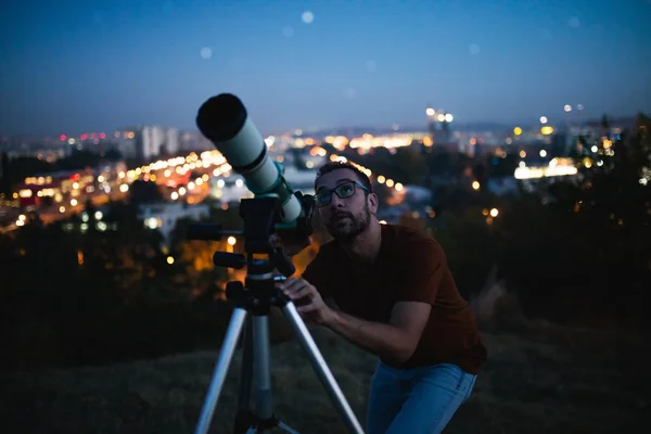 Astronom mit Teleskop beobachtet Sterne und Mond mit — Stockfoto