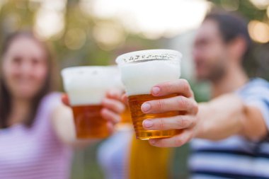 Arkadaşlar arka bahçede bira içerek eğleniyorlar..