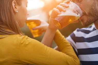 Arkadaşlar arka bahçede bira içerek eğleniyorlar..