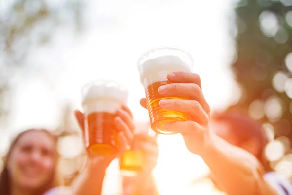 Amigos disfrutando de beber cerveza en el patio trasero . — Foto de Stock