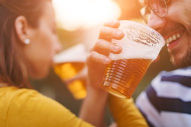 Arkadaşlar arka bahçede bira içerek eğleniyorlar..