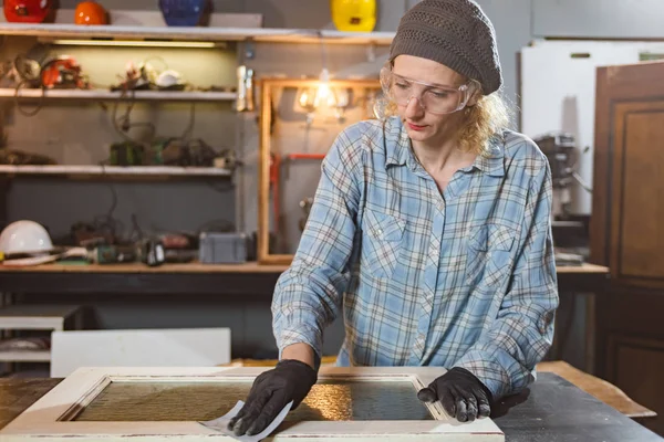 Carpintero trabajando en la madera vieja en un taller retro vintage . — Foto de Stock