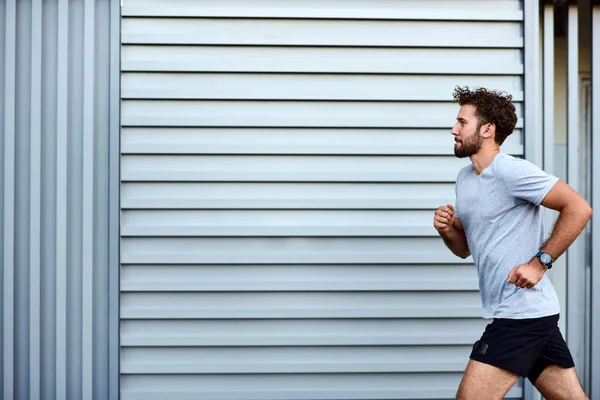 Esportista moderno correndo na área urbana . — Fotografia de Stock
