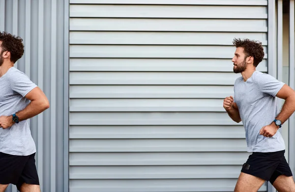 Esportista moderno correndo na área urbana. Foto conceitual . — Fotografia de Stock