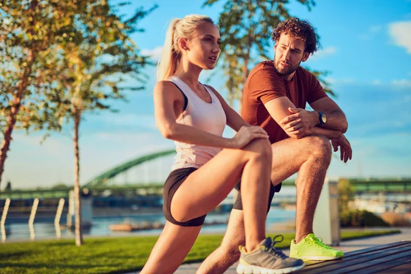 Pareja moderna haciendo ejercicio en zona urbana. — Foto de Stock