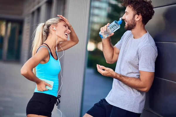 Modern erkek ve kadın koşudan / egzersizden sonra duraklıyor — Stok fotoğraf