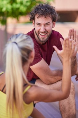 Çağdaş kadın ve erkek şehir çevresinde egzersiz yapıyor.