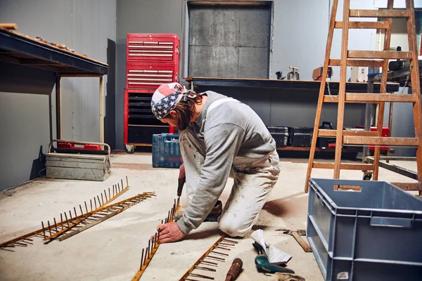 Handyman renoverar interiör, fixering och ombyggnad, arbetar per — Stockfoto