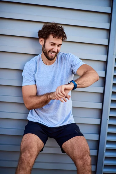 Desportista fazendo pausa durante exercício na área urbana . — Fotografia de Stock