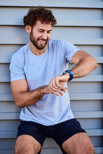 Deportista haciendo una pausa durante el ejercicio en el área urbana . — Foto de Stock