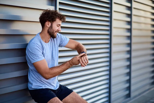 Desportista fazendo pausa durante exercício na área urbana . — Fotografia de Stock