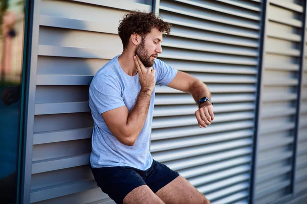 Desportista fazendo pausa durante exercício na área urbana . — Fotografia de Stock
