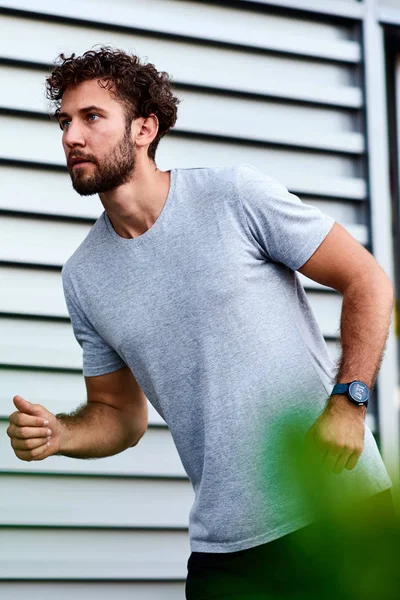 Deportista moderno trotando en el área urbana . — Foto de Stock