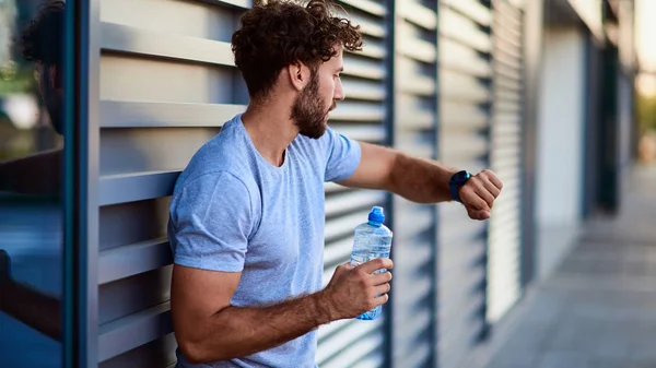 Desportista fazendo pausa durante exercício na área urbana . — Fotografia de Stock