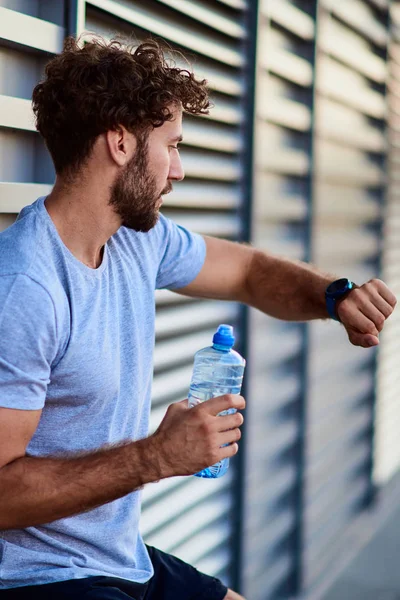 Desportista fazendo pausa durante exercício na área urbana . — Fotografia de Stock