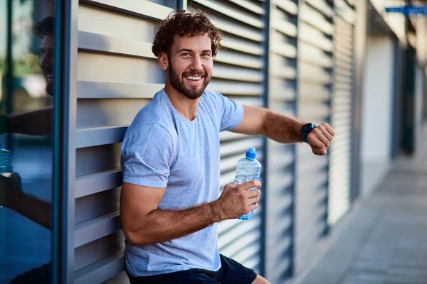 Desportista fazendo pausa durante exercício na área urbana . — Fotografia de Stock