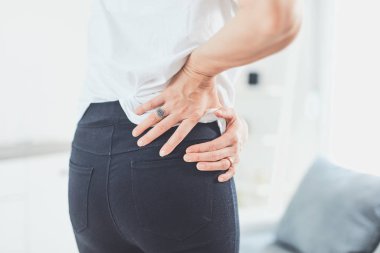 Yetişkin çağında kalça, sırt ve omurilik sorunları.