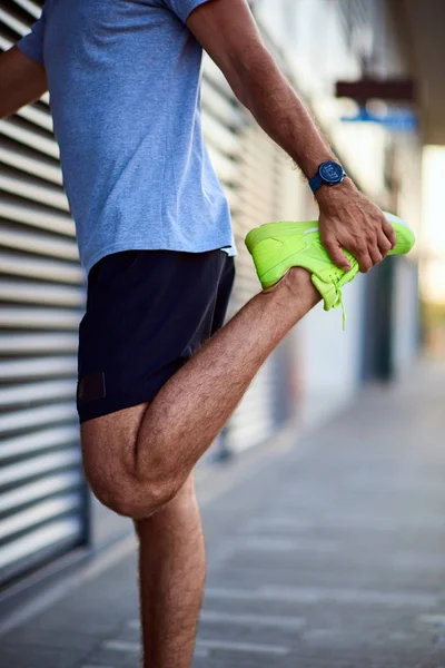 Esportista que se estende na área urbana durante a corrida / exercício . — Fotografia de Stock