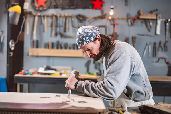 Carpintero trabajando en una madera vieja en un taller retro vintage . — Foto de Stock