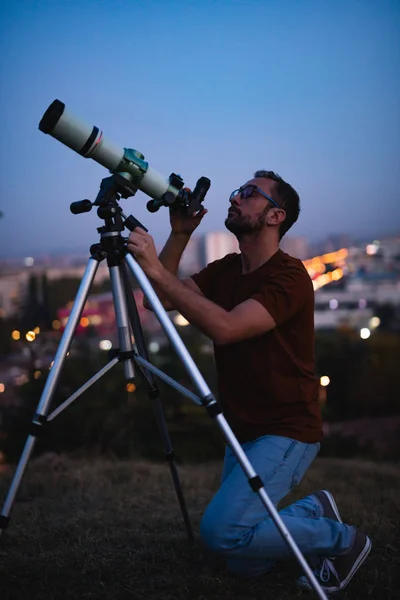 Teleskopla gökbilimci yıldızları ve Ay 'ı izliyor. — Stok fotoğraf