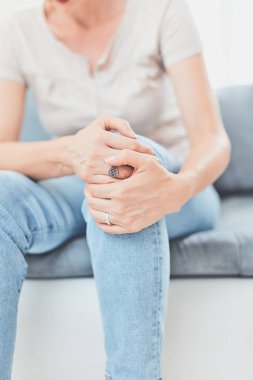 Evde bacak / diz / eklem yerlerinde fiziksel yaralanma.