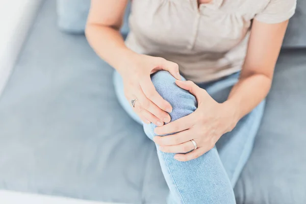 Lesión física de la pierna / rodilla / articulación en casa . — Foto de Stock