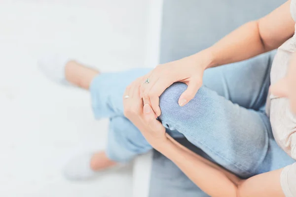 Lesión física de la pierna / rodilla / articulación en casa . — Foto de Stock