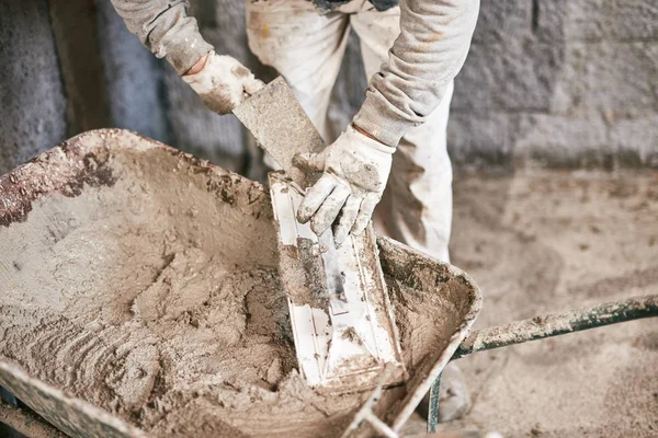 Lavoratore edile reale che fa un muro all'interno della nuova casa . — Foto Stock