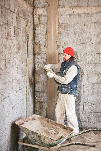 Trabajador de construcción real haciendo una pared dentro de la nueva casa . — Foto de Stock