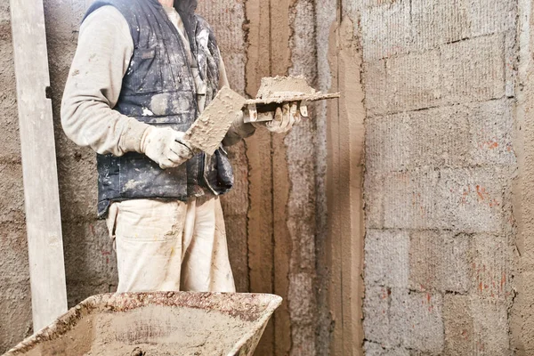 Vrai ouvrier de la construction faisant un mur à l'intérieur de la nouvelle maison . — Photo